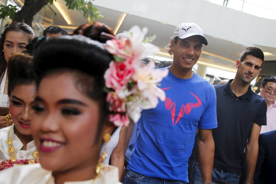Rafa Nadal e Novak Djokovic  sono a Bangkok per un match esibizione, gi sold-out , organizzato dalle autorit locali per aumentare la fiducia nella sicurezza della Thailandia dopo il  micidiale attentato che il 17 agosto scorso  ha lasciato 20 morti, nel cuore della capitale.